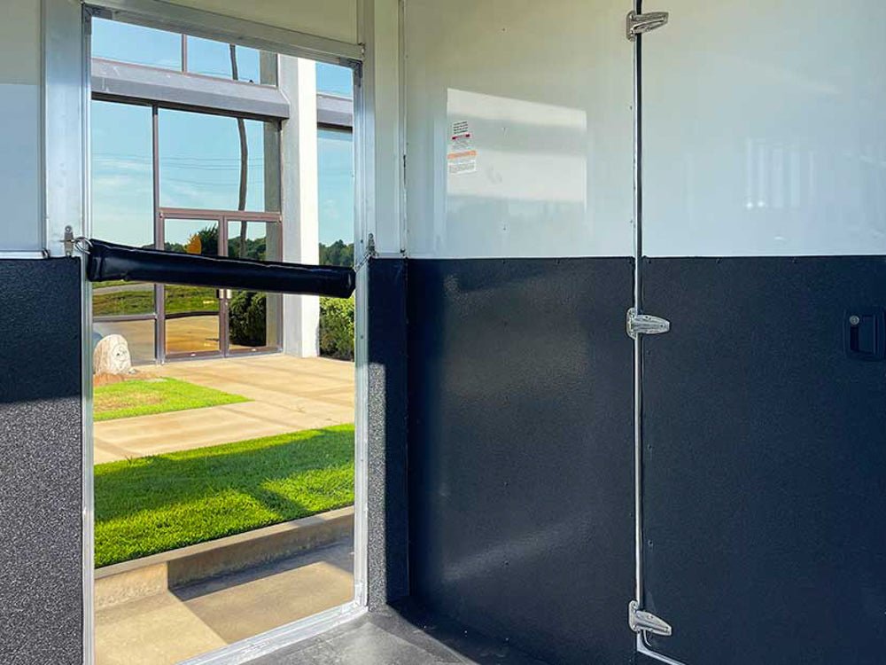 Charter TR SE 2+1 Gooseneck Trailer - Stryker Dealership Group