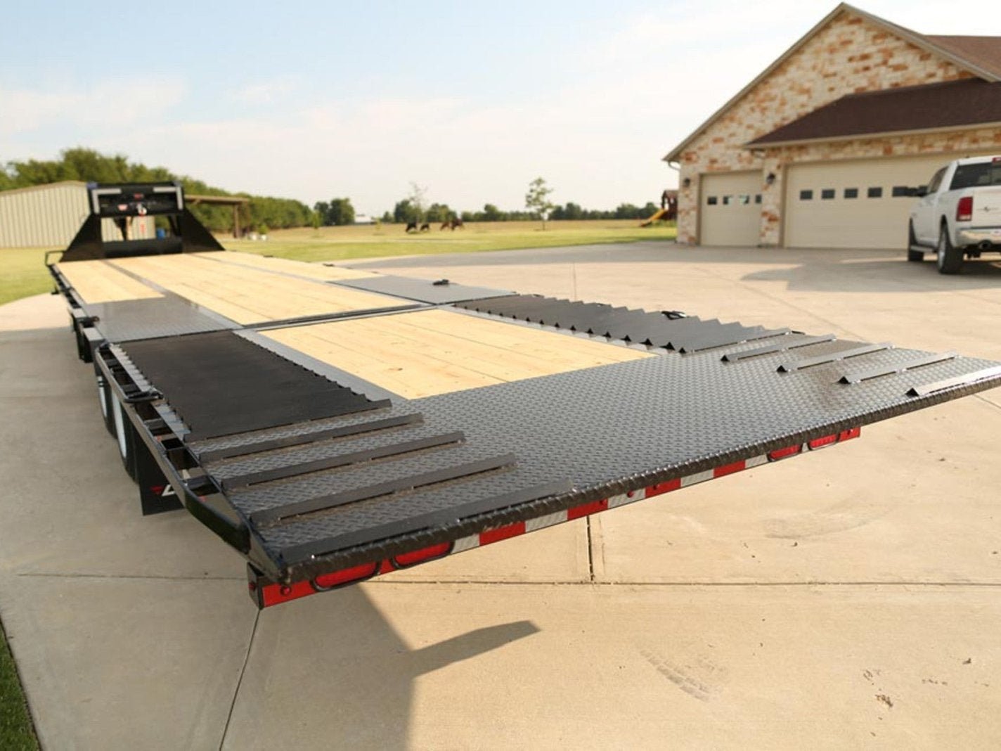 Lamar FG Gooseneck Hydraulic Dovetail Trailer - Stryker Dealership Group
