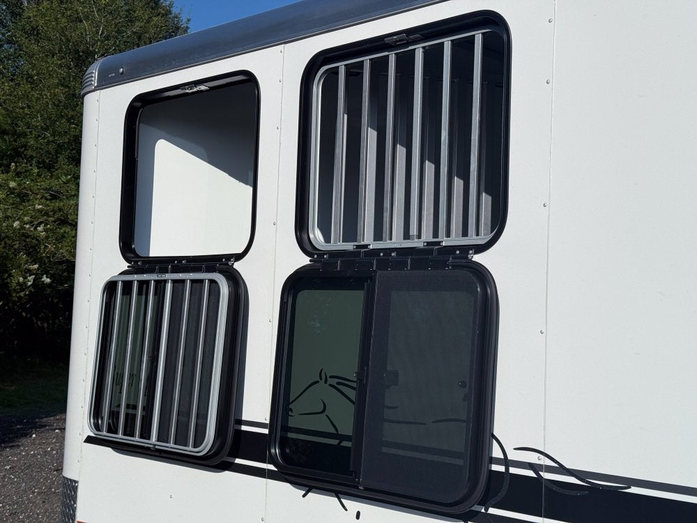 Sundowner 2 Horse Super Sport - White - Porch Lights - 2 Horse - Horse Trailers - TrailerSwap