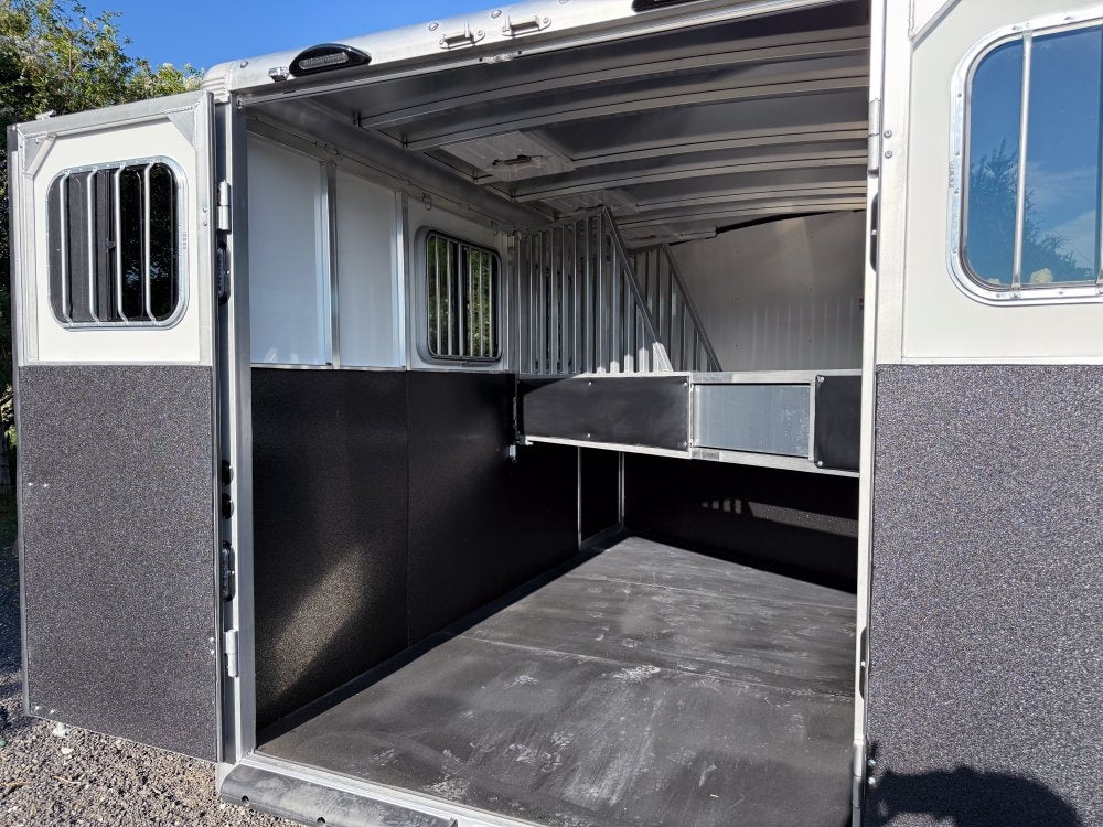 Sundowner 3 Horse Super Sport - Silver - Feed Door and Window - 3 Horse - Horse Trailers - TrailerSwap