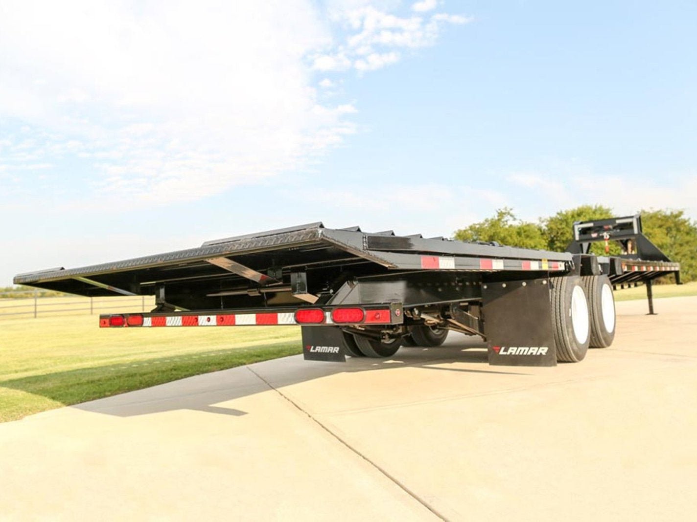 Lamar FG Gooseneck Hydraulic Dovetail Trailer - Stryker Dealership Group