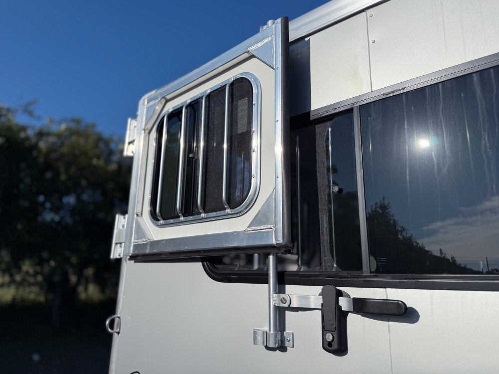 Sundowner 2 Horse Charter SE - Silver - (2) 3500lb Axles - 2 Horse - Horse Trailers - TrailerSwap