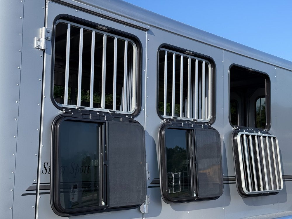 Sundowner 3 Horse Super Sport - Silver - Feed Door and Window - 3 Horse - Horse Trailers - TrailerSwap