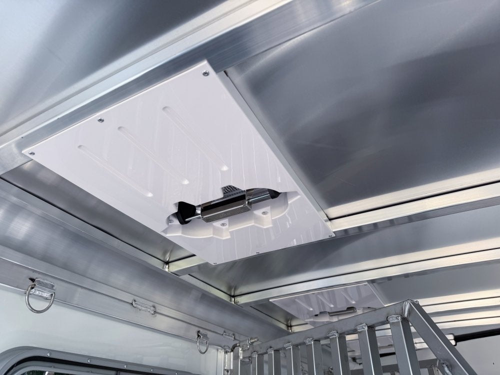 Sundowner 3 Horse Super Sport - Silver - Feed Door and Window - 3 Horse - Horse Trailers - TrailerSwap