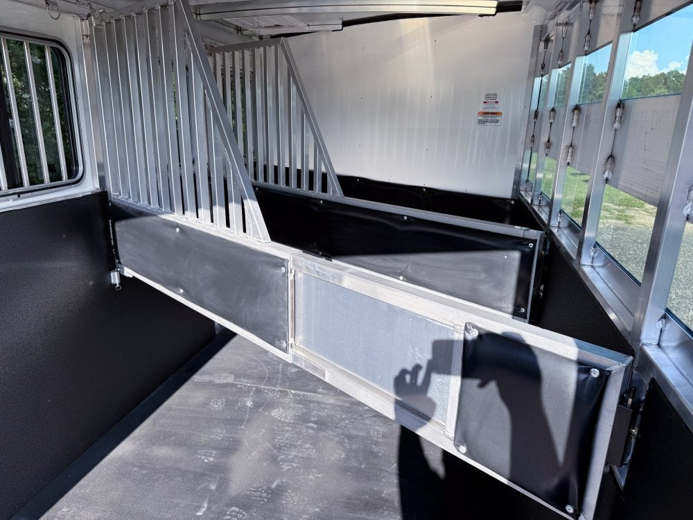 Sundowner 3 Horse Super Sport - Silver - Feed Door and Window - 3 Horse - Horse Trailers - TrailerSwap