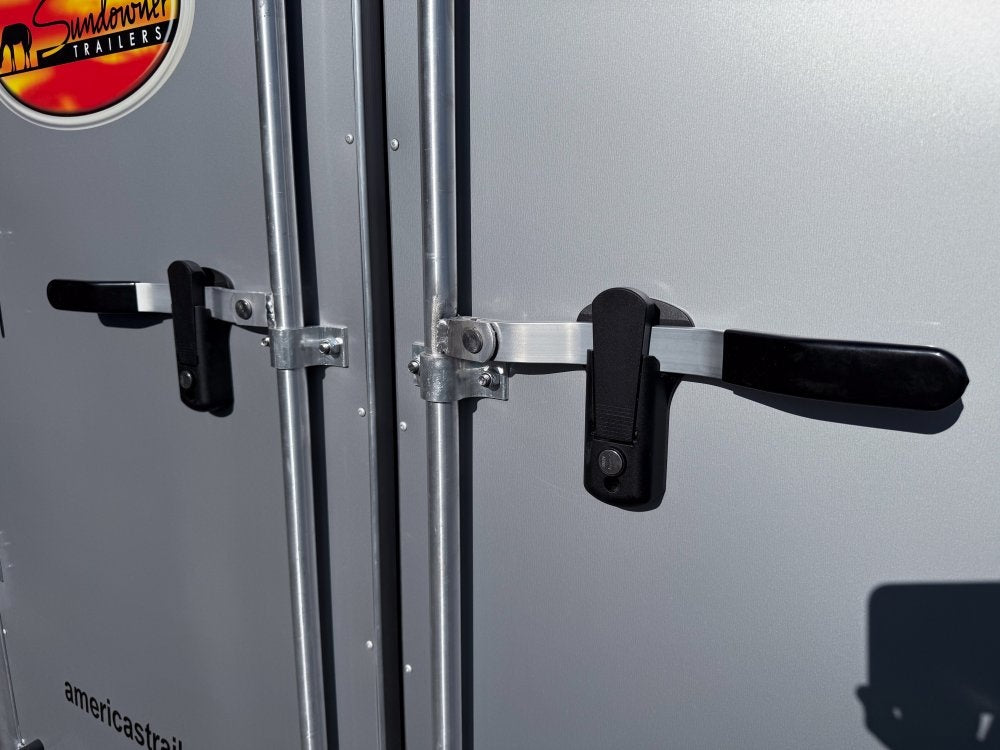 Sundowner 3 Horse Super Sport - Silver - Feed Door and Window - 3 Horse - Horse Trailers - TrailerSwap