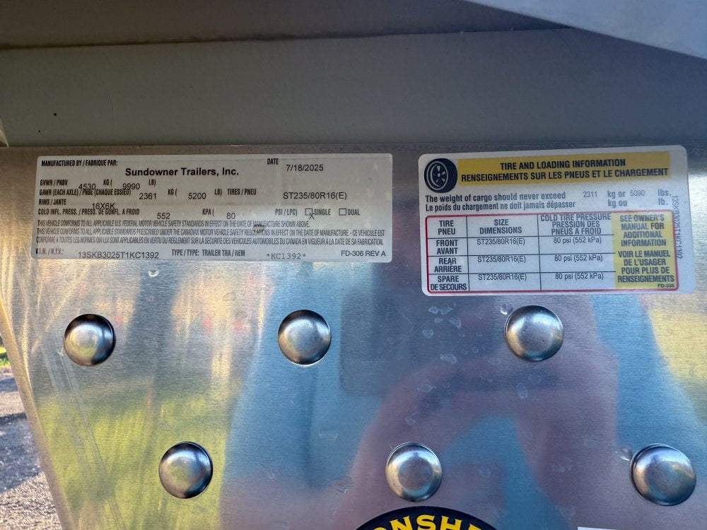 Sundowner Charter SE 2+1 Gooseneck Straight Load - White w/Stainless Nose (2) 5,200lb Axles - Side R - 2 Horse - Horse Trailers - TrailerSwap