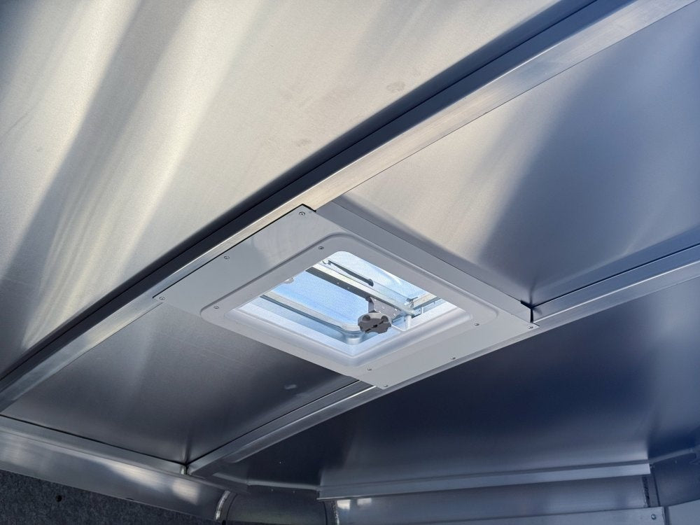 Sundowner Super Tack 3 Horse w/ Large Tack Room and Water Tank - White (2) 5,200lb Axles - 3 Horse - Horse Trailers - TrailerSwap